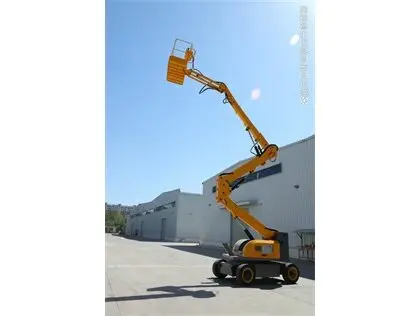 柴(chai)油屈臂式升降平(píng)台車