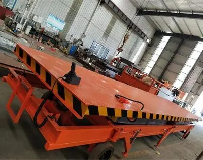 剪(jian)叉式裝卸(xiè)貨升降平(ping)台